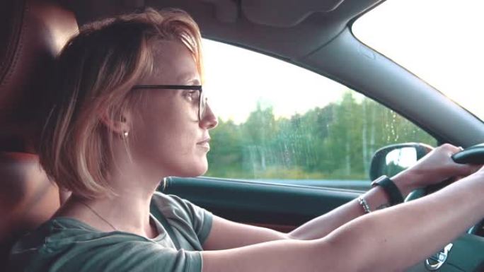 女人在日落时开车实拍视频素材驾车