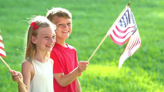 两个孩子挥舞着美国国旗