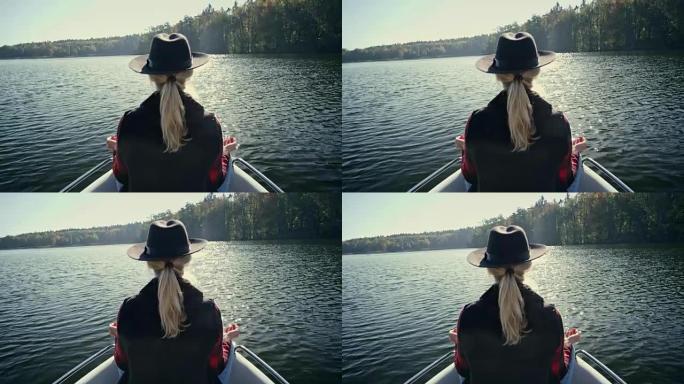 在皮划艇上放松。阳光明媚的秋天