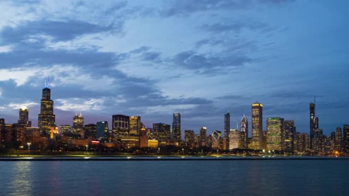 4K UHD延时: 美国伊利诺伊州芝加哥天际线的城市景观，密歇根湖畔，芝加哥天际线的日夜意义。
