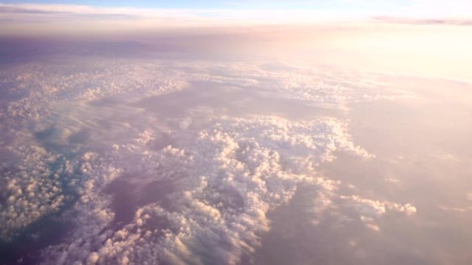 旅行时从飞机视野看4k宽镜头平滑飞行柔和的云景
