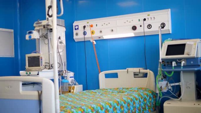 医院病房的床和医疗设备。