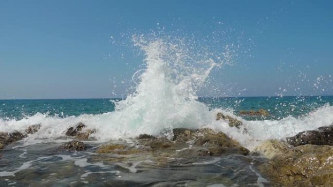 海浪撞击石滩。大海边浪花海岛拍打石头礁石