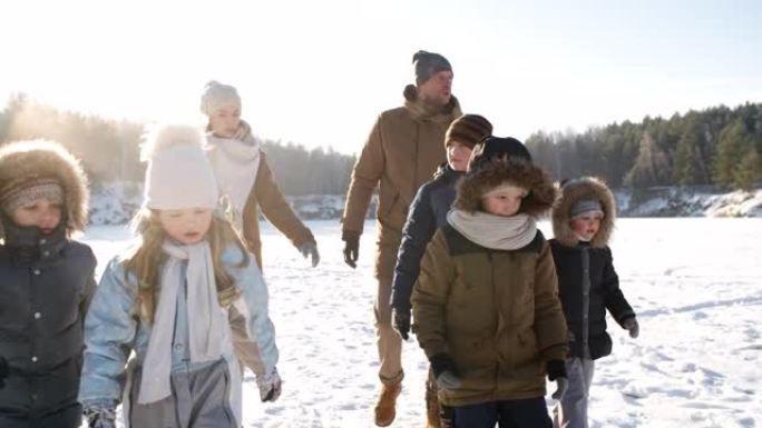大家庭在冬季下午徒步旅行