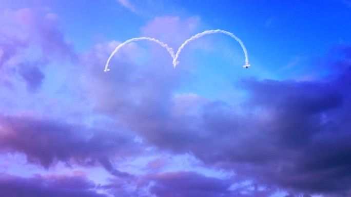 两架飞机用烟雾在天空中画出一颗心