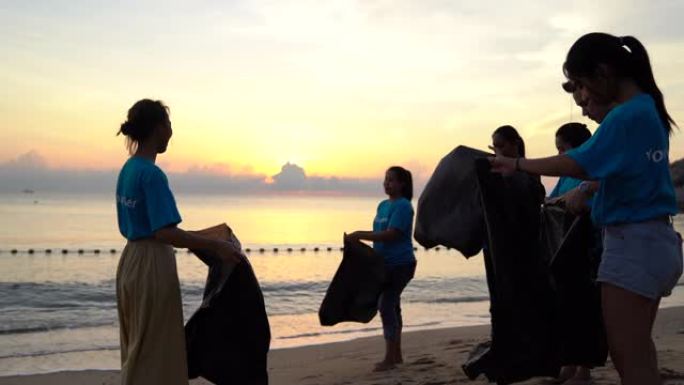 一群年轻的志愿者帮助保持自然清洁，并从沙滩上捡拾垃圾。