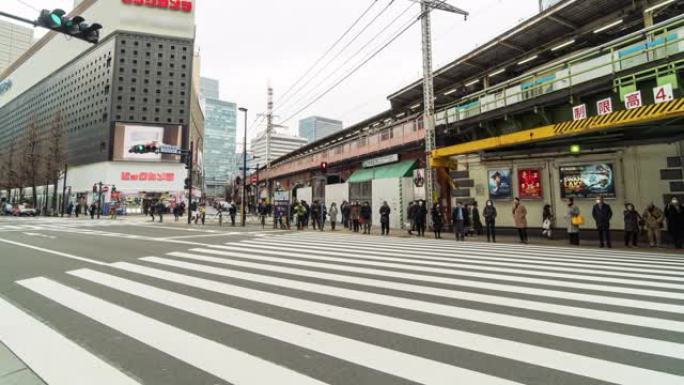 行人和汽车人群的4k时间流逝未定义的人走立交桥在日本东京市的街道交叉路口。日本文化与旅游理念