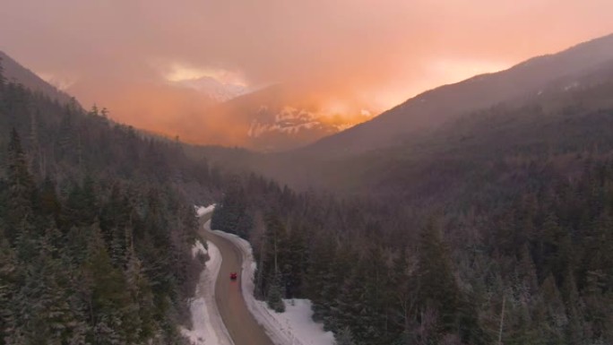 穿越加拿大的空中旅行游客在日出时穿越迷雾森林