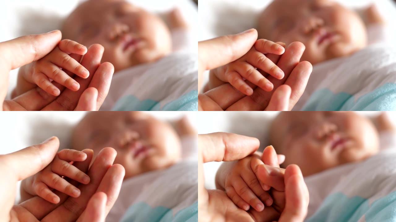 新生婴儿手指握着母亲的手