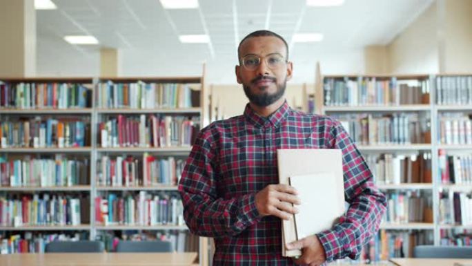 非裔美国学生的肖像在大学图书馆里读书