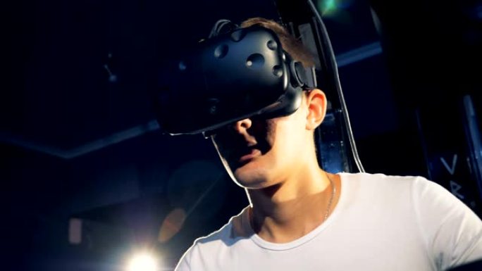 虚拟现实游戏概念。戴虚拟现实眼镜的受惊吓的人，特写。