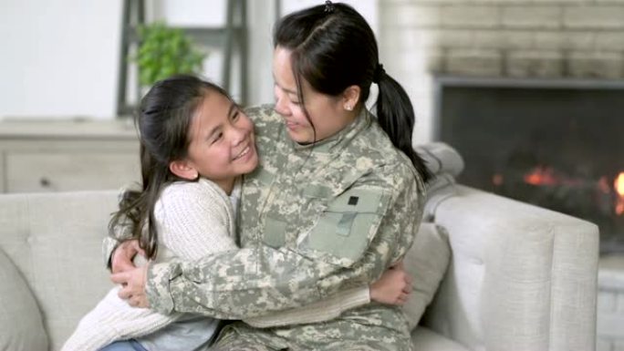 军人妈妈拥抱女儿开心母女相拥