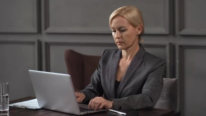 客户会议期间在笔记本电脑上工作的高加索女经理