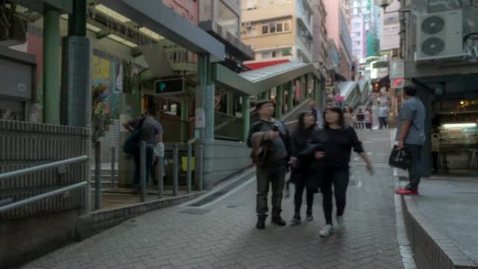 模糊背景延时: 香港市区中环-半山区自动扶梯的行人拥挤