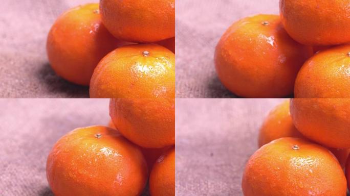 4k旋转橙色与水露。
