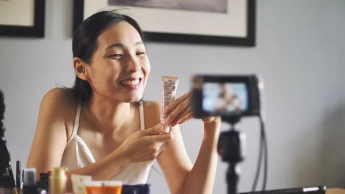 亚洲妇女在家中录制有关化妆品的视频