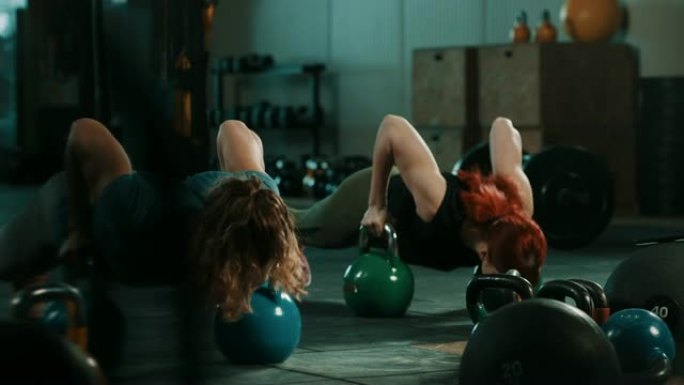 两个女人在健身房锻炼