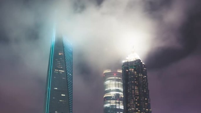 上海的T/L ZO现代摩天大楼，夜晚有雾