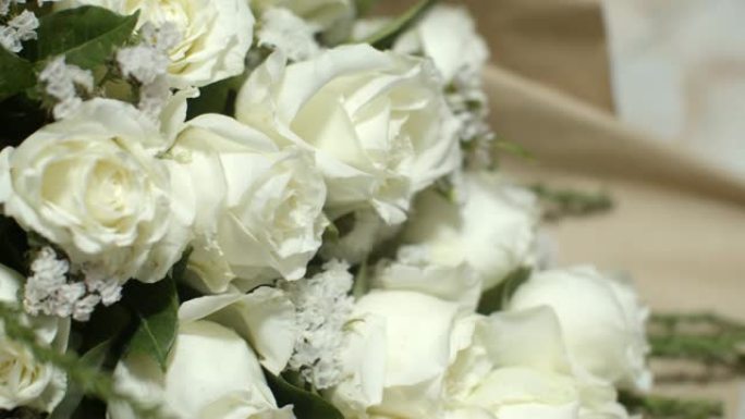 特写白玫瑰花束。爱情概念