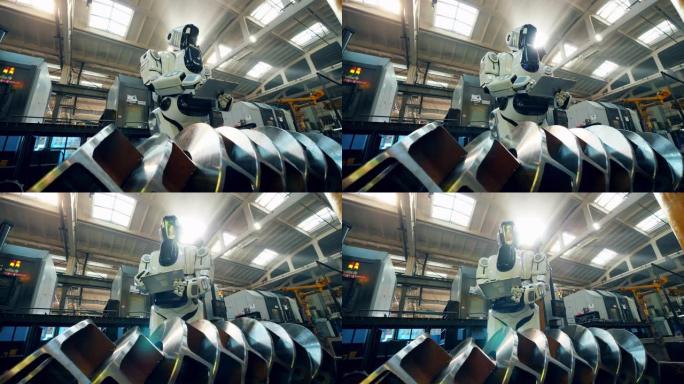机器人在工厂检查金属细节，在平板电脑上打字。