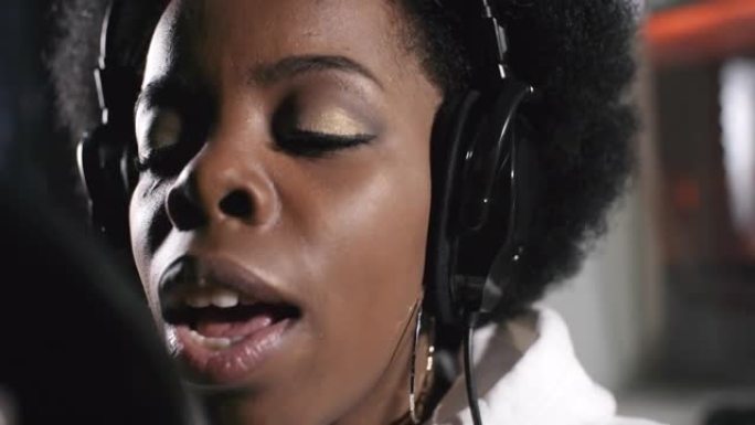才华横溢的黑人女性在录音室唱歌