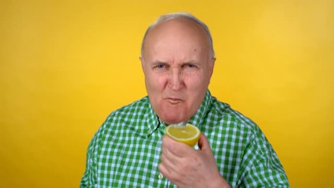 吃橙子的老人外国人吃柠檬