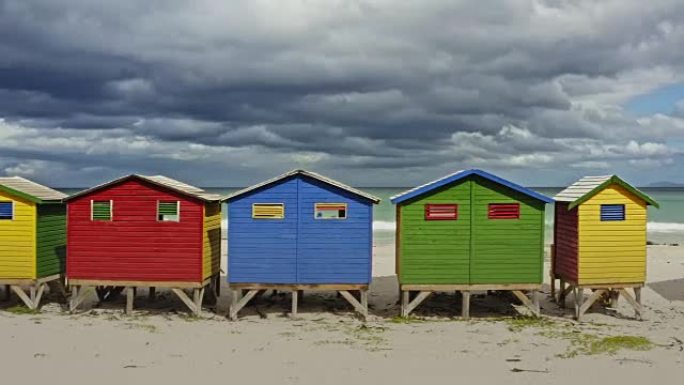 南非开普敦Muizenberg海滩小屋的平移视频