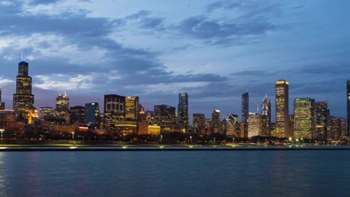 4K UHD延时: 美国伊利诺伊州芝加哥天际线的城市景观，密歇根湖畔，芝加哥天际线的日夜意义。