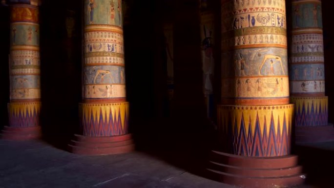 古埃及神庙的内部。碑文和生活场景。Khnum神的金雕像在右边。4 k