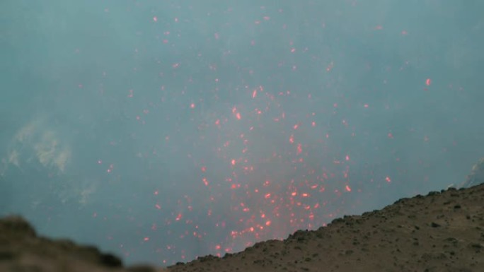 特写: 从活跃的火山口升起的岩浆和烟雾令人惊叹的镜头。