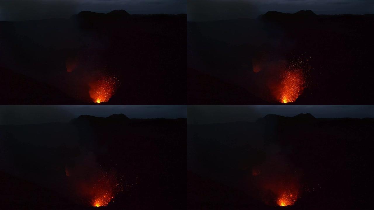 在咆哮的火山喷发中，橙色的熔岩和灰烬被炸毁。