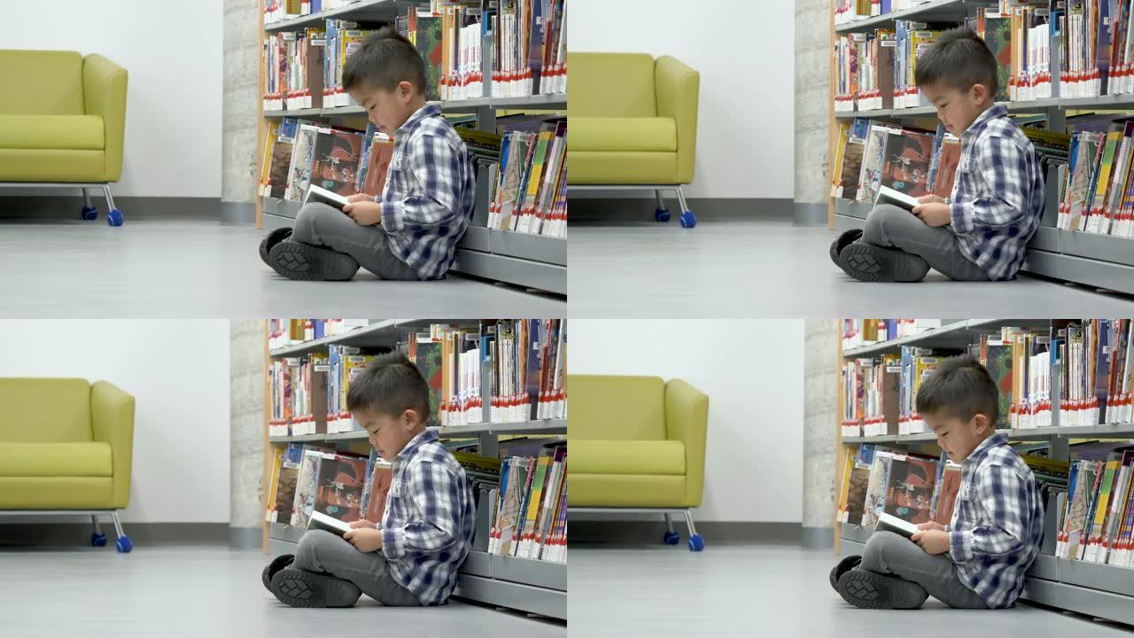 小民族男孩在图书馆读书