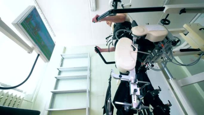 患者正在训练行走的物理治疗程序。医疗机器人。