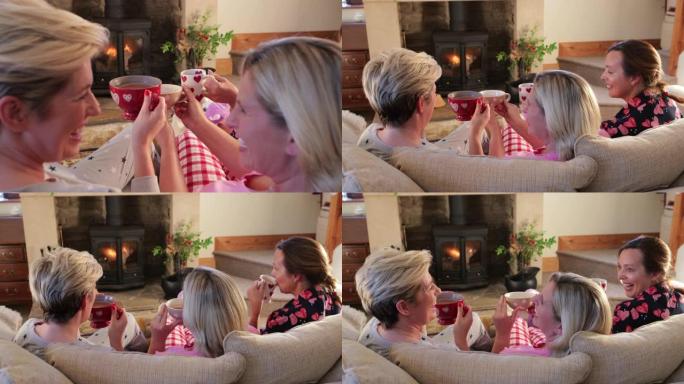与朋友相处融洽国外壁炉旁喝咖啡饮品