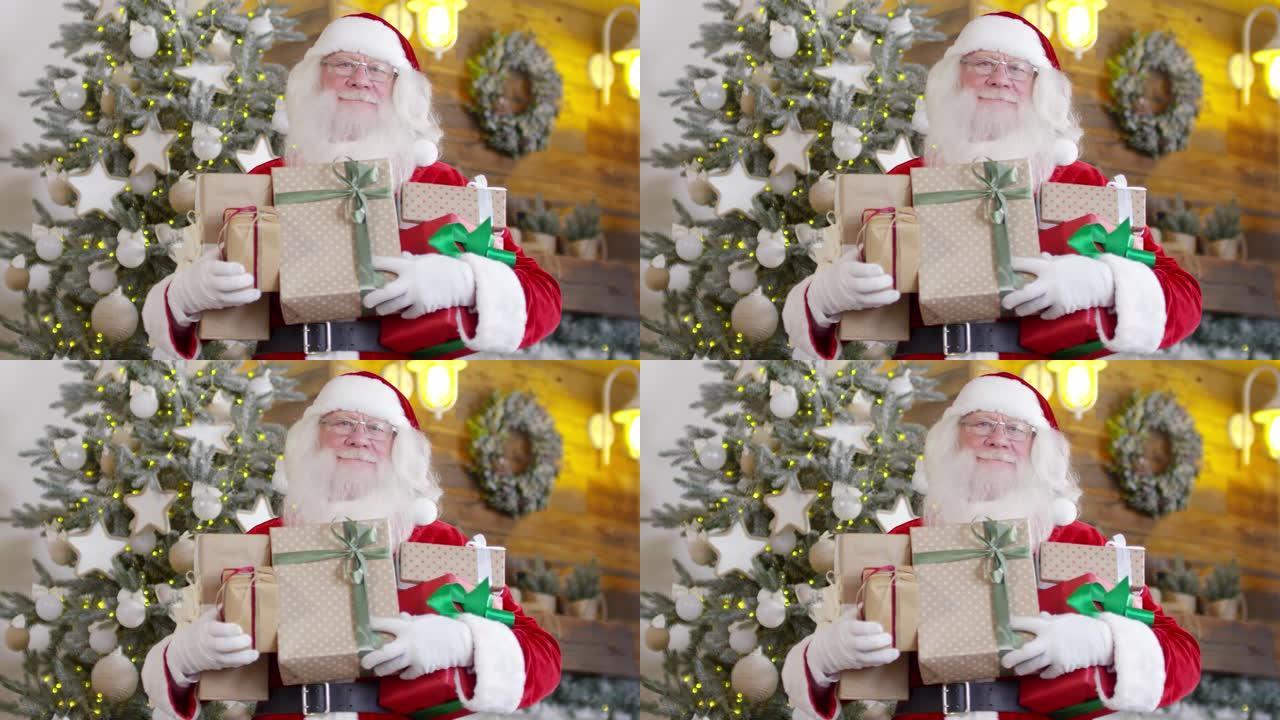 开朗的圣诞老人与圣诞树上的礼品盒摆姿势
