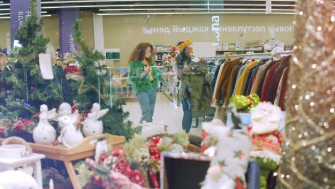 年轻妇女在商店里穿上节日服装。