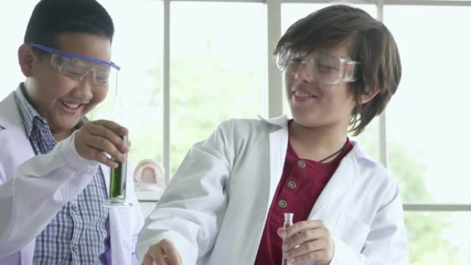 小学生与他的实验室伙伴将样品移入小瓶中