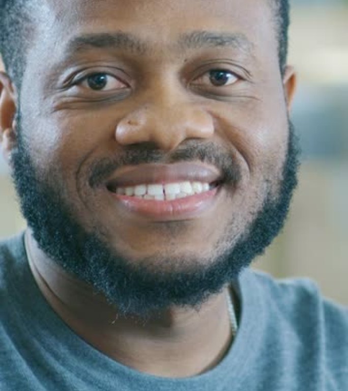 英俊的非洲裔美国男子迷人微笑的肖像。垂直屏幕方向9:16的视频素材