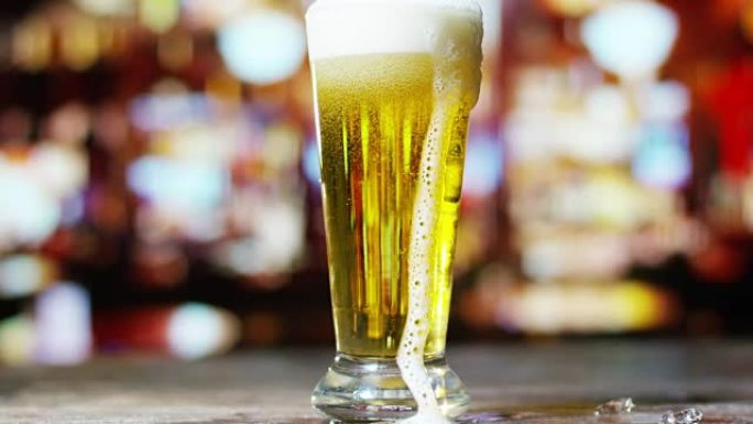 精酿啤酒和传统的爱尔兰酒吧。宏观泡泡，工艺啤酒完美钉住专业销钉。酒吧和酒吧。清新清爽饮料