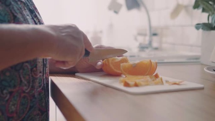 高级女性在厨房烹饪健康食品