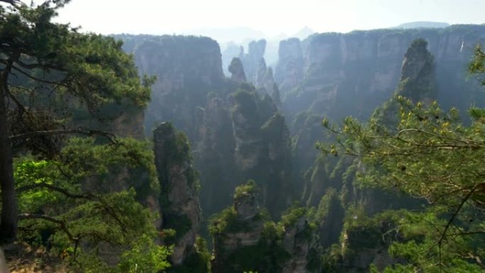 相机在中国张家界国家森林公园 (也称为阿凡达浮山) 的视点中移动。