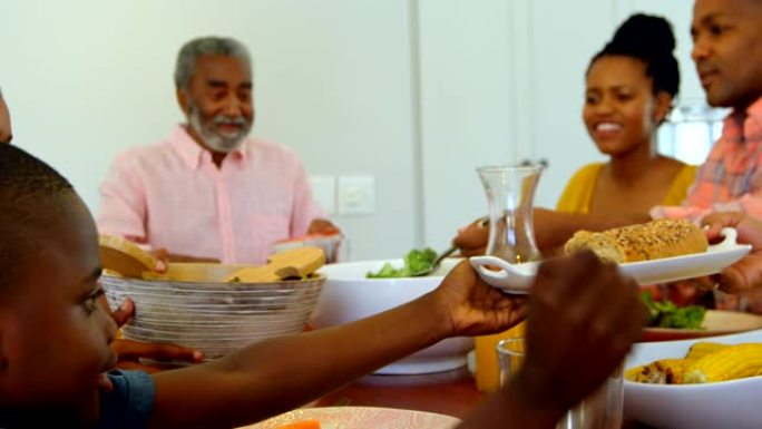 多代黑人家庭在舒适的4k家庭餐桌上用餐的侧视图