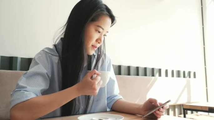 年轻女子浏览她的智能手机。