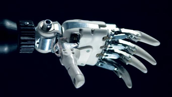 机器人假肢工作，移动金属手指。