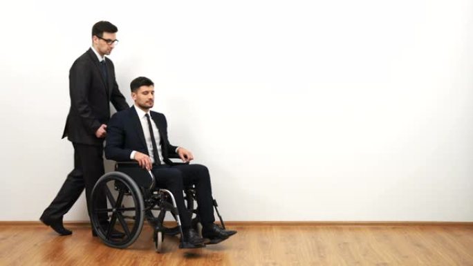 商人与残疾人坐在轮椅上行走白底