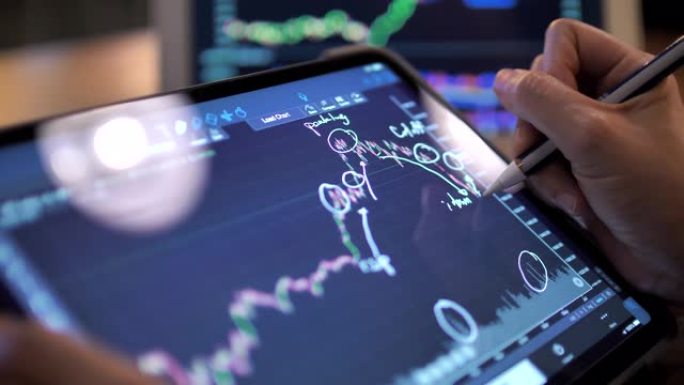 特写女商人使用数字平板电脑进行交易中的股市数据分析