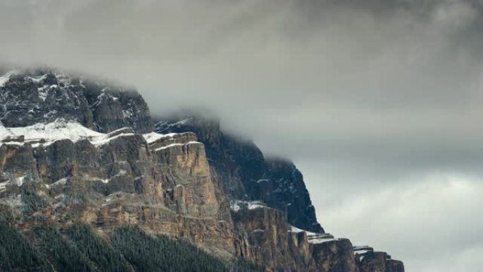 加拿大艾伯塔省班夫国家公园城堡山的时间流逝