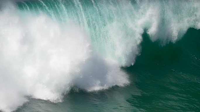 巨大的泡沫绿松石波浪在海洋表面滚动。葡萄牙的大西洋沿岸