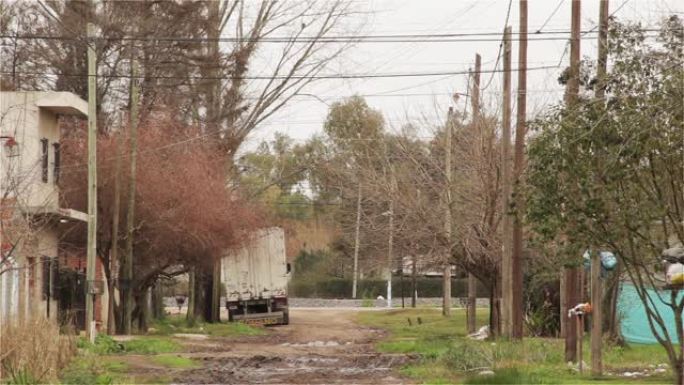 阿根廷小镇的泥泞道路。