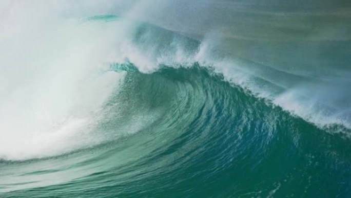 巨大的海浪冲浪坠毁。暴风雨期间巨大的绿松石海浪。慢动作